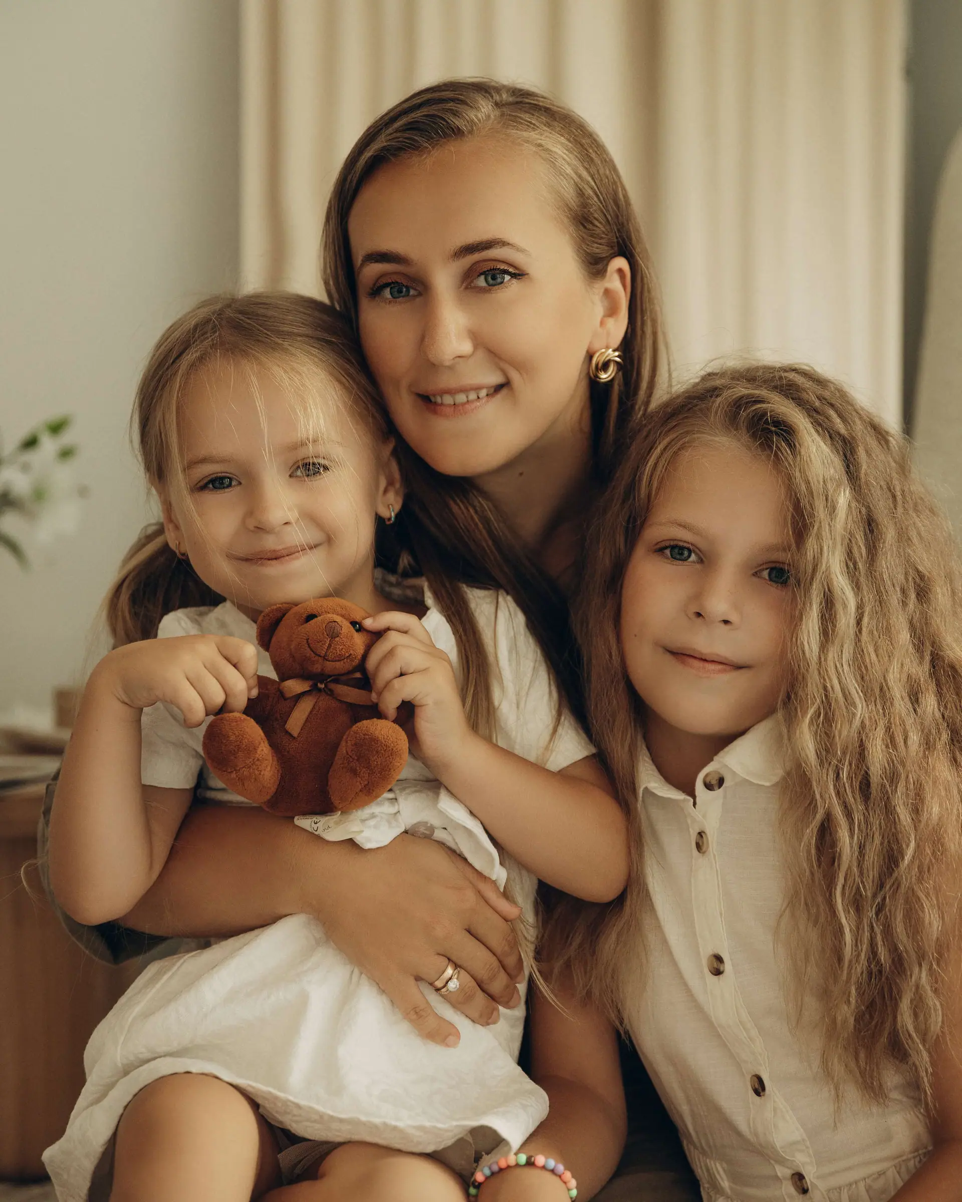 Мама з двома дітьми під час сімейної фотосесії