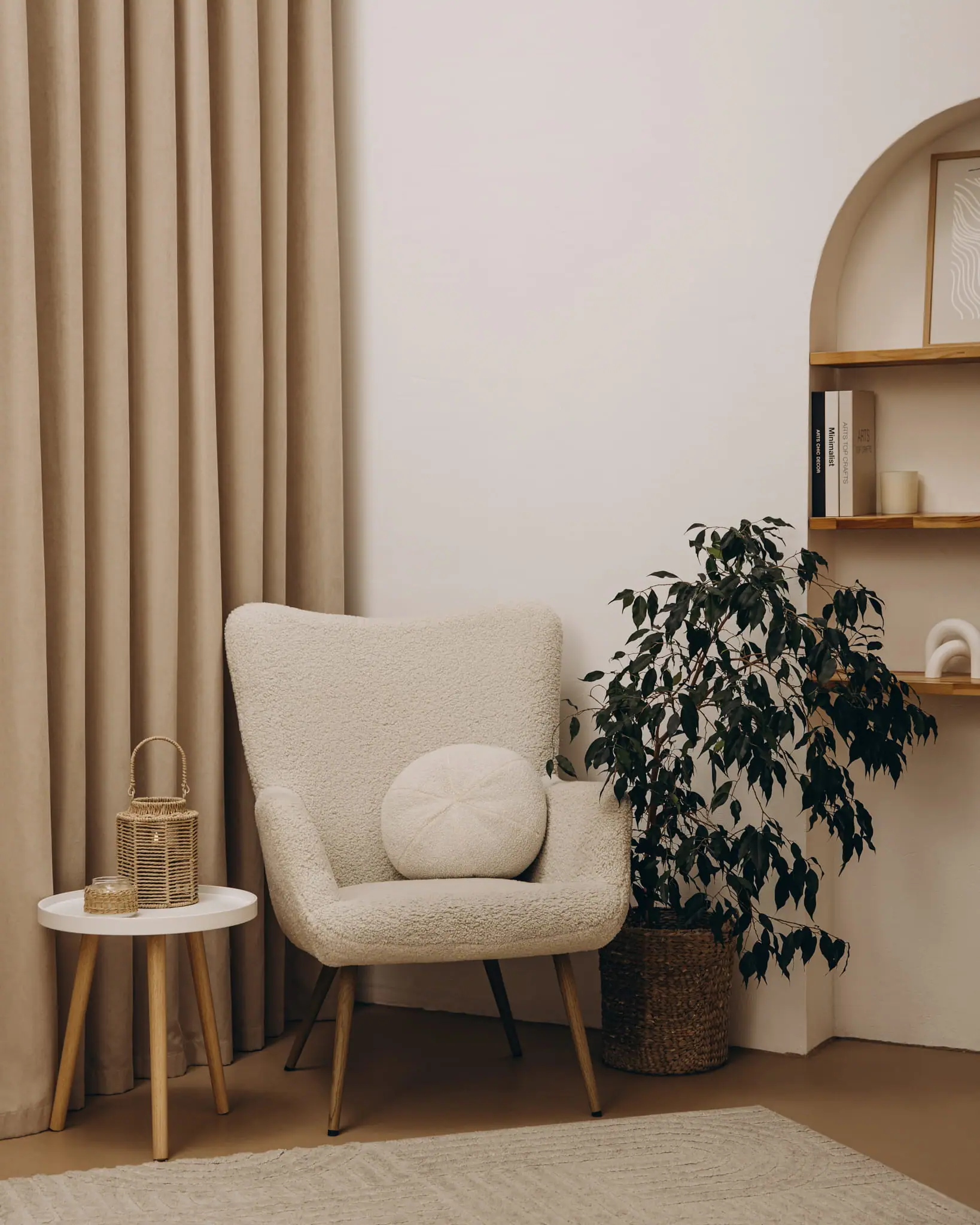 Крісло біля штор і дерев’яних полиць у залі Interior